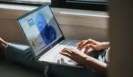 Person working on Windows 11 computer (Photo by Windows on Unsplash)