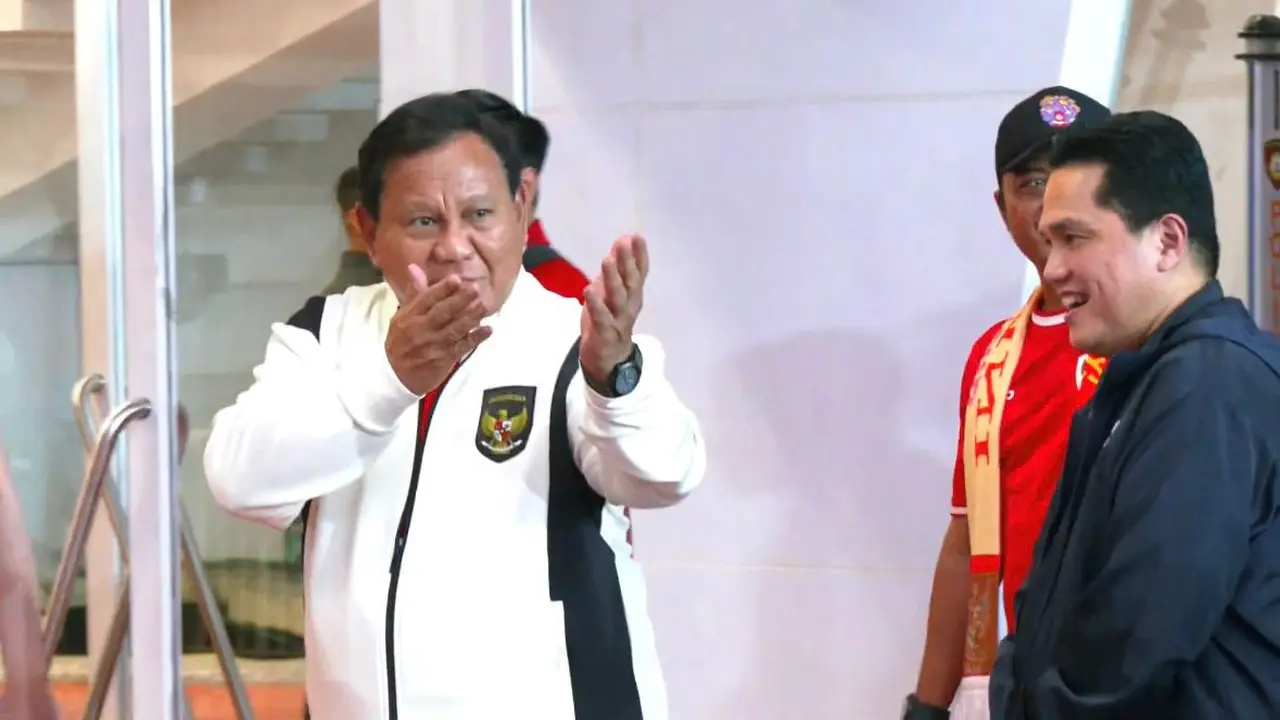 Presiden Prabowo Subianto menonton langsung laga timnas Indonesia versus China dalam matchday ke-9 Grup C Kualifikasi Piala Dunia 2026 zona Asia di Stadion Utama Gelora Bung Karno (GBK), Senayan, Jakarta, Kamis (5/6/2025).