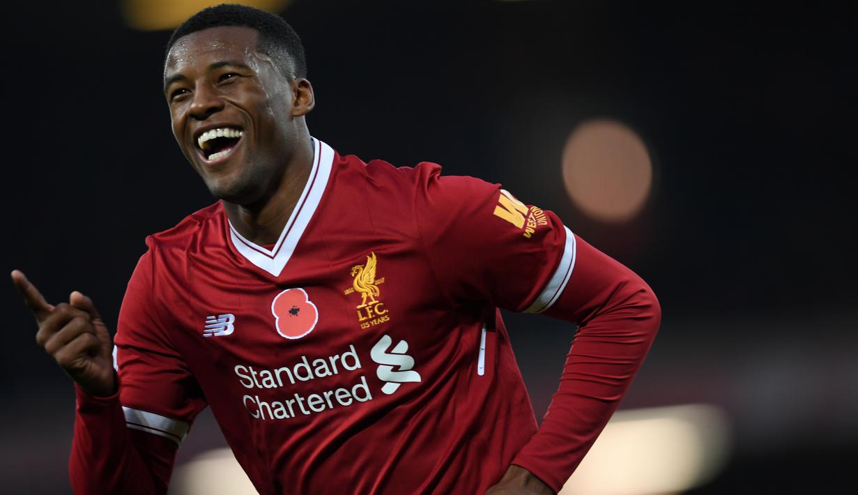 Senyum pemain Liverpool, Georginio Wijnaldum usai membobpl gawang Huddersfield Townt pada lanjutan Premier League di Stadion Anfield, Liverpool, (28/10/2017). Liverpool menang 3-0. (AFP/Paul Ellis)