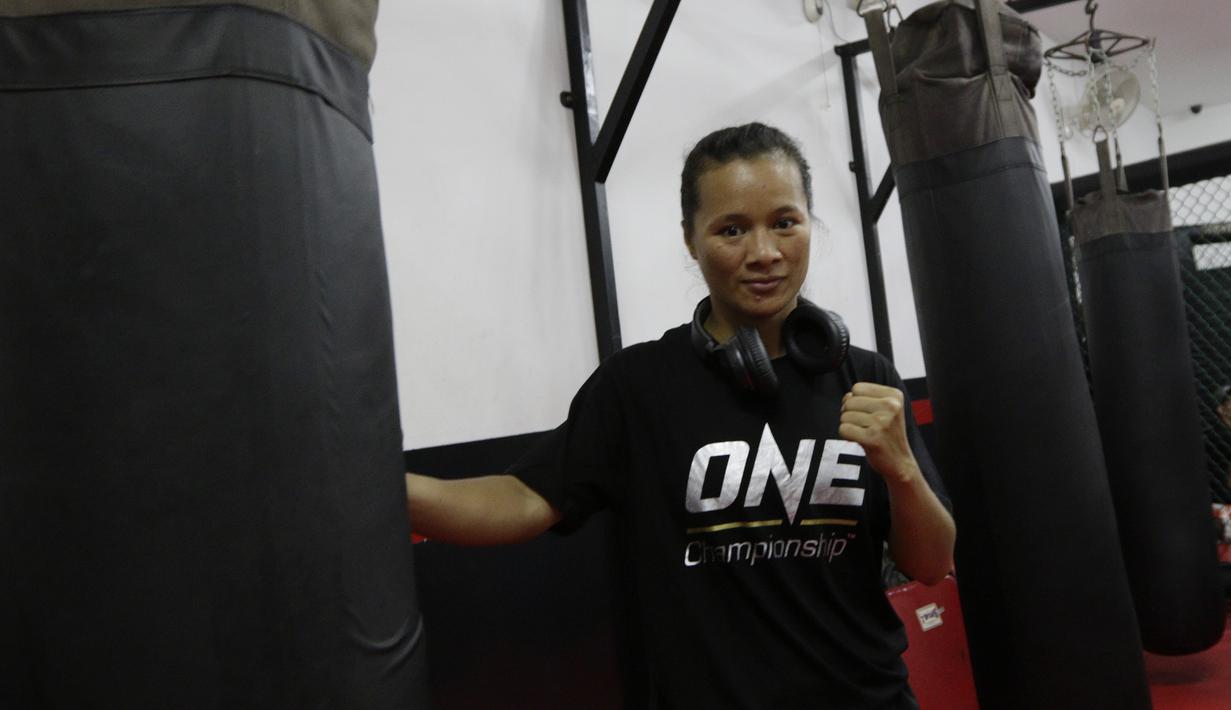 Petarung MMA, Lumban Gaol, berpose usai latihan di Syena Martial Arts, Jakarta, Rabu (16/1). Latihan ini merupakan persiapan jelang laga One Championship pada Sabtu (19/1) mendatang di Istora Senayan. (Bola.com/M. Iqbal Ichsan)