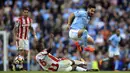 Pemain Stoke City, Kurt Zouma (kiri) menghalau bola dari kejaran pemain Manchester City, Ilkay Gundogan pada lanjutan Premier League di Etihad Stadium, Manchester, (14/10/2017). City menang 7-2. (Mike Egerton/PA via AP)