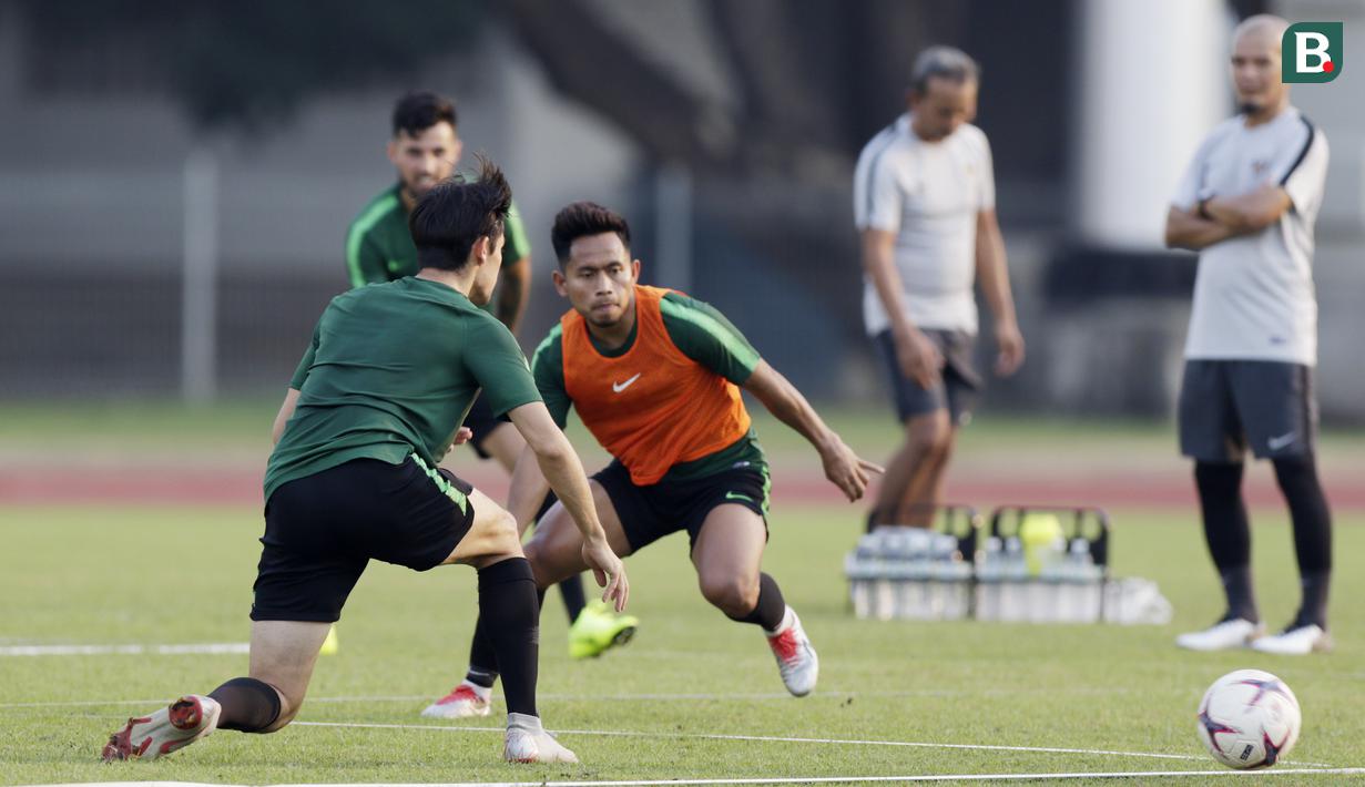 Pemain Timnas Indonesia, Andik Vermansah, berusaha mengejar bola saat latihan di Universitas Kasetsart, Bangkok, Kamis (15/11). Latihan ini persiapan jelang laga Piala AFF 2018 melawan Thailand. (Bola.com/M. Iqbal Ichsan)