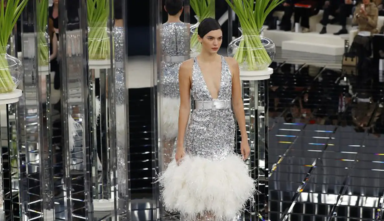 Kendall Jenner, belum lama ini memang mendapat protes dari masyarakat lantaran sebuah iklan produk minuman bersoda yang dibintanginya. Komentar yang datang padanya tampak bertubi dan membuatnya resah. (AFP/Bintang.com)