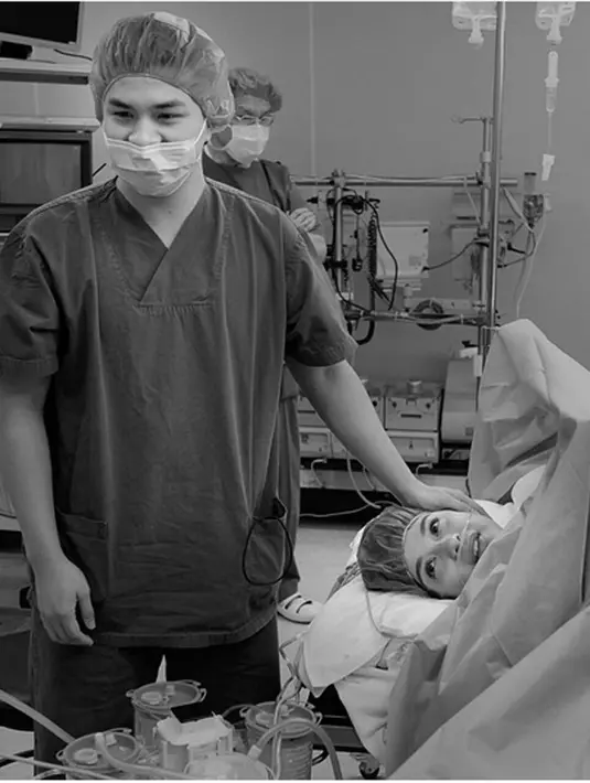 Foto yang sama, saat air mata istri mengalir didekat buah hatinya, diunggah juga oleh sang suami dengan menuliskan yang intinya cinta pada pandangan pertama itu benar adanya. Dan kini ia merasakannya. (dok. Instagram)