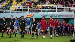 Para pemain Timnas Indonesia U-17 dan Timnas Ekuador U-17 memasuki lapangan jelang dimulainya laga pertama Grup A Piala Dunia U-17 2023 di di Stadion Gelora Bung Tomo, Surabaya, Jumat (10/11/2023) malam WIB. (Bola.com/Bagaskara Lazuardi)