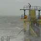 Dalam video mendebarkan itu terlihat kedua remaja terjun di tengah gelombang besar dan angin super kencang Badai Desmond.