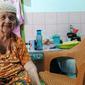 Darmina (78), nenek yang tinggal di Banyuasin Sumsel tak habis pikir dengan anak dan cucunya yang menggugatnya hanya perkara tanah warisan mendiang suaminya (Liputan6.com / Nefri Inge)