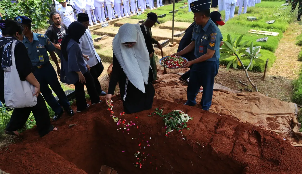 Dalam upacara pemakaman tersebut, pemimpin upacara membacakan riwayat singkat pemeran Presiden Soeharto dalam film Penumpasan Pengkhianatan G 30 S PKI (1984) itu. (Nurwahyunan/Bintang.com)