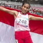 Putri Ni Made Arianti pelari Indonesia berhasil meraih medali perak di cabang para atletik nomor lari 400 meter T13 pada Asian Para Games 2018, di Stadion Utama Gelora Bung Karno Jakarta, Kamis(11/10/2018).  (Bola.com/Peksi Cahyo)