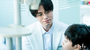 Pesona Lee Dong Wook Saat Perankan Sosok Dokter Dalam Serial Drama News Entertainment Fimela Com