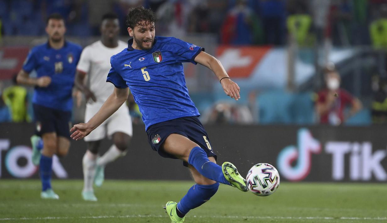 Berpengaruh besar di lini tengah Italia. Bersama Jorginho, Manuel Locatelli menjadi penyuplai bola sempurna dengan akurasi mencapai 90 persen. (Foto: LaPresse via AP/Alfredo Falcone)