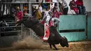 Seorang koboi mengendarai banteng selama kompetisi di rodeo pameran Peternak Boyeros di Pameran Pertanian Internasional Fiagrop 2022 di Havana, Kuba (8/4/2022). Rodeo di Kuba adalah tradisi yang berusia lebih dari dua abad. (AP Photo/Ramon Espinosa)