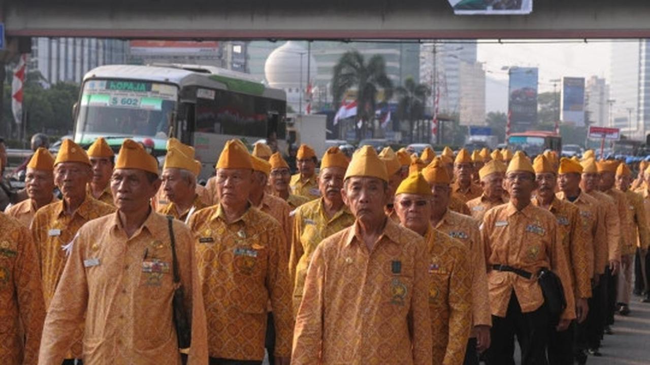 Semarak pawai Hari Veteran, bekas pejuang bawa bambu runcing