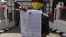 Narapidana menunjukan surat  usai mendapat pembebasan bersyarat melalui program asimilasi dan integrasi terkait pandemi virus corona COVID-19 di Rutan Kelas I Depok, Jawa Barat, Selasa (7/4/2020). Sekitar 290 narapidana mendapatkan pembebasan bersyarat. (Liputan6.com/Johan Tallo)