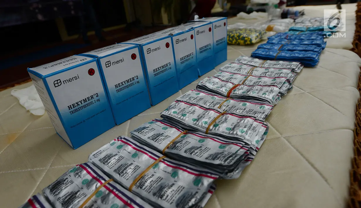 Barang bukti narkoba diperlihatkan saat rilis di Polres Jakarta Barat, Selasa (15/1). Polisi berhasil mengamankan barang bukti sebanyak 355,56 gram shabu,7.910 Psikotropika golonga IV  dan obat daftar G. (Merdeka.com/Imam Buhori)