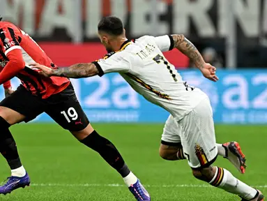 Bek AC Milan, Theo Hernandez (kiri) melewati pemain Lecce, Tete Morente selama pertandingan sepak bola Serie A Italia di stadion San Siro, Milan, pada Jumat 27 September 2024 atau Sabtu (28/9/2024) dini hari WIB. (Gabriel BOUYS/AFP)