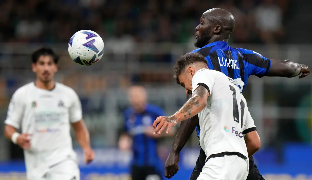 Pemain Inter Milan Romelu Lukaku (kanan belakang) berebut bola dengan pemain Spezia Jakub Kiwior pada pertandingan sepak bola Serie A di Stadion San Siro, Milan, Italia, 20 Agustus 2022. Inter Milan menang 3-0. (AP Photo/Luca Bruno)