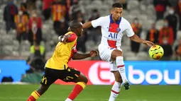 Bek PSG, Thilo Kehrer, berebut bola dengan gelandang Lens, Gael Kakuta, pada laga Liga Prancis di Stadion Bollaert-Delelis, Jumat (11/9/2020). PSG kalah 0-1 atas Lens. (AFP/Denis Charlet)