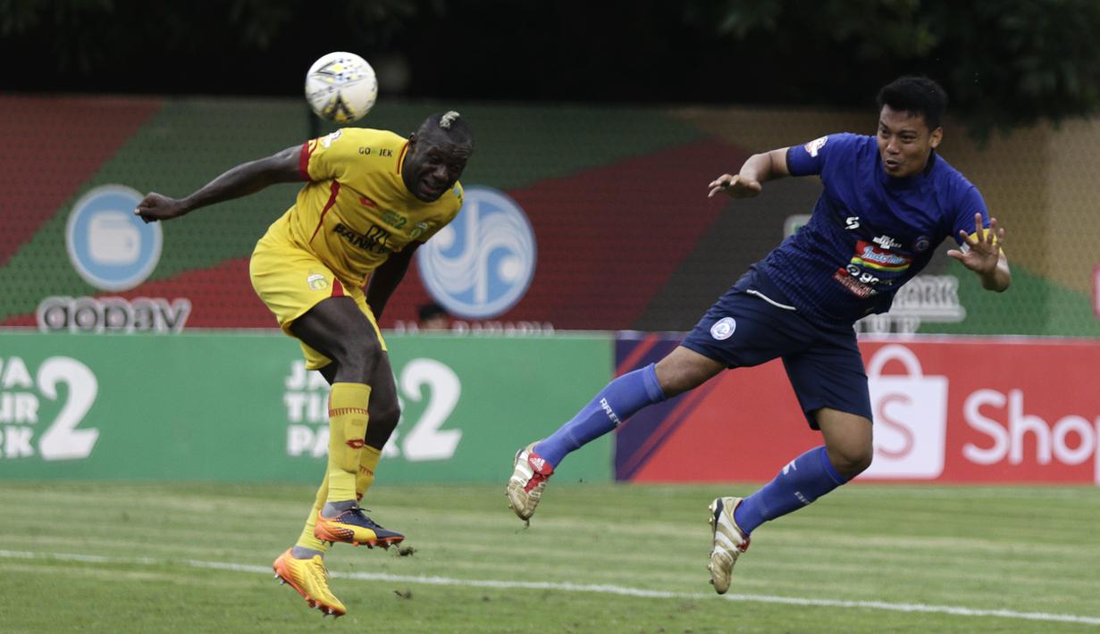 Bek Arema FC, Hamka Hamzah, berebut bola atas dengan pemain Bhayangkara FC pada laga Shopee Liga 1 di Stadion PTIK, Jakarta, Rabu (27/11). Bhayangkara menang 1-0 atas Arema. (Bola.com/Yoppy Renato)