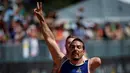 Selebrasi Michael Kacer dari AS melintasi garis finish saat mengikuti di Olimpiade Invictus di Orlando, Florida, AS, AS (10/5). (REUTERS / Carlo Allegri)