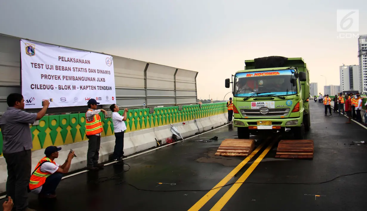 Sebuah truk melintas di Koridor 13 Transjakarta Tendean - Ciledug saat uji kelayakan, Jakarta, Kamis (20/7). Pengujian dilakukan untuk mengetahui ketahanan konstruksi jalan layang Koridor 13 yang direncanakan segera beroperasi. (Liputan6.com/Angga Yuniar)