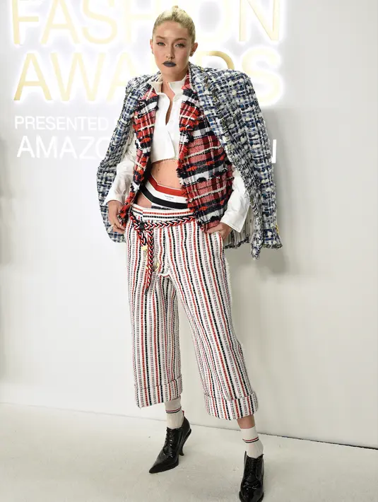<p>Gigi Hadid menghadiri CFDA Fashion Awards di Cipriani South Street, New York, Amerika Serikat, 7 November 2022. Model berusia 27 tahun itu mengenakan sweter rajutan biru dan putih di atas atasan kotak-kotak merah tanpa lengan. (Photo by Evan Agostini/Invision/AP)</p>