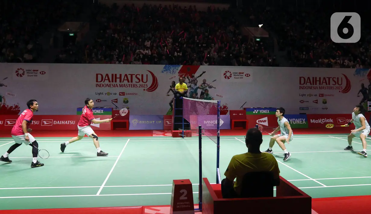 Pebulu tangkis ganda putra Indonesia Mohammad Ahsan/Hendra Setiawan atau pasangan The Daddies (kiri) saat bertanding melawan ganda putra Jepang Akira Koga/Taichi Saito pada babak 32 besar turnamen Daihatsu Indonesia Masters 2023 di Istora Senayan, Jakarta, Selasa (24/1/2023). Mohammad Ahsan/Hendra Setiawan menang atas Akira Koga/Taichi Saito dengan skor 17-21, 21-19, dan 21-10. (Liputan6.com/Herman Zakharia)