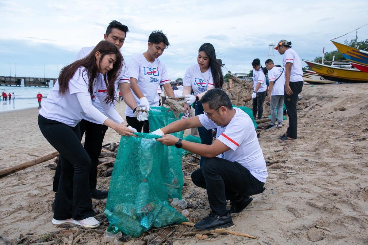 BRI Peduli Ajak Masyarakat Bersih-bersih Pantai untuk Lingkungan Berkelanjutan di Pantai Kedonganan Bali