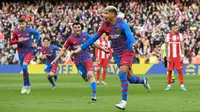 Bersama Gerard Pique, Ronald Araujo tampil solid sebagai bek tengah Barcelona. Ia juga bahkan beberapa kali ikut mengancam gawang Atletico Madrid. Puncaknya, Araujo sukses mengkonversi rebound Ferran Torres menjadi gol ketiga Blaugrana. (AFP/Josep Lago)