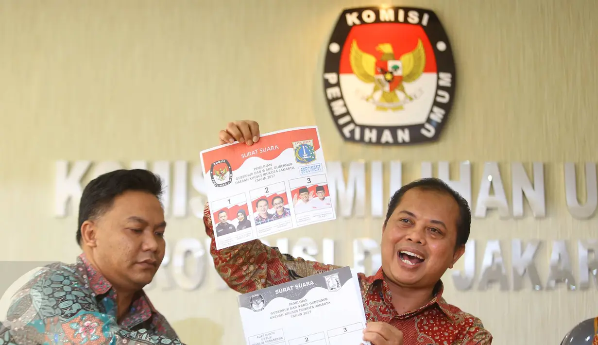 Ketua KPUD DKI Jakarta Sumarno menunjukkan surat suara pemilihan gubernur dan wakil gubernur DKI Jakarta, Rabu (11/1).  Tema debat pertama para pasangan Cagub dan Cawagub DKI yaitu Pembangunan Sosial Ekonomi untuk Jakarta (Liputan6.com/Immanuel Antonius)