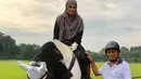 "🌺❤️Subhanallah ....Suami adalah Imam juga Guru untuk Keluarga Kita. Alhamdulillah Kak Arifin lah yang mengajari ku Berenang dan Berkuda.❤️🌺" tulis Umi usai olahraga berkuda.  (Instagram/yuni_syahla_aceh)