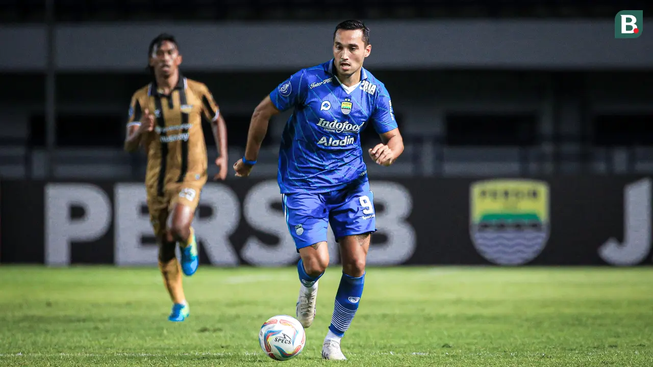 Foto: Ezra Walian Bangkit, Cetak Gol Indah dan Buat Persib Bandung Terhindar dari Kekalahan