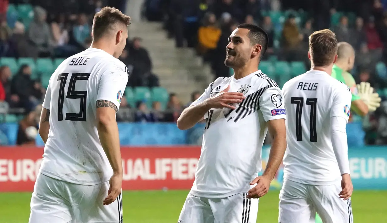 Gelandang Jerman Ilkay Gundogan (tengah) berselebrasi usai mencetak gol ke gawang Estonia pada pertandingan grup C kualifikasi Euro 2020 di Tallinn, Estonia (13/10/2019). Gundogan mencetak dua gol dan mengantar Jerman menang telak 0-3 atas Estonia. (AFP Photo/Janek Skarzynski)