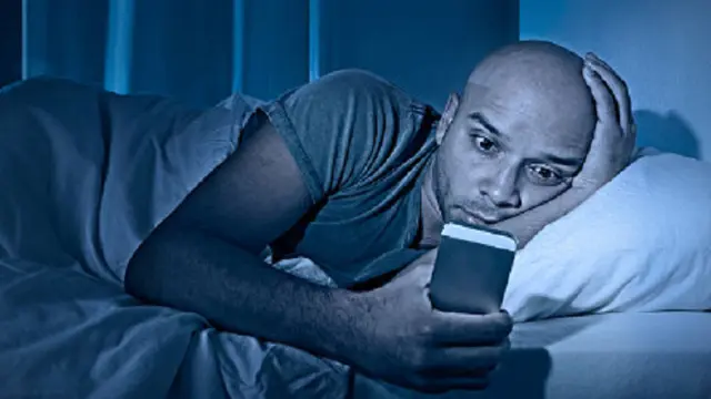 Ilustrasi main ponsel sebelum tidur (iStock)