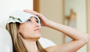 Kompres kepala dengan air dingin (Foto: freepik/bearfotos)