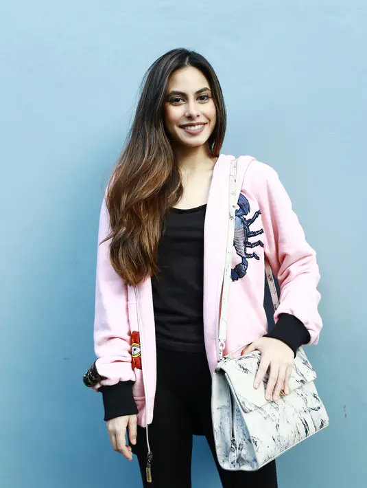 "Rencana berangkat akhir Agustus, tiga tahun di London. Aku belajar terbiasa hidup mandiri, jadi apa yang bisa aku lakukan di sini mau aku lakukan di sana," ucap Valerie Thomas di kawasan Tendean, Jaksel, Kamis (11/8). (Galih W. Satria/Bintang.com)