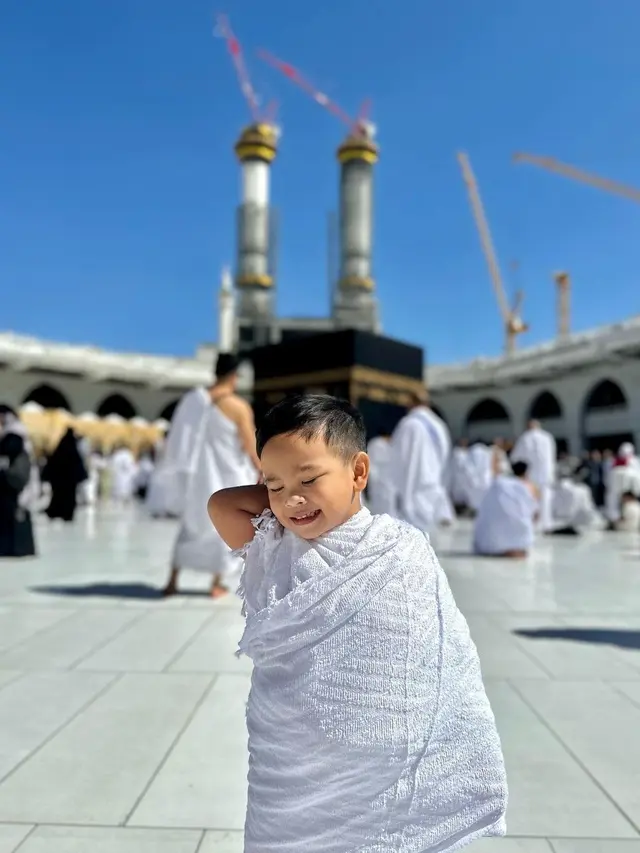 Potret Gemas Gala Sky Gunakan Baju Ihram di Depan Ka'bah