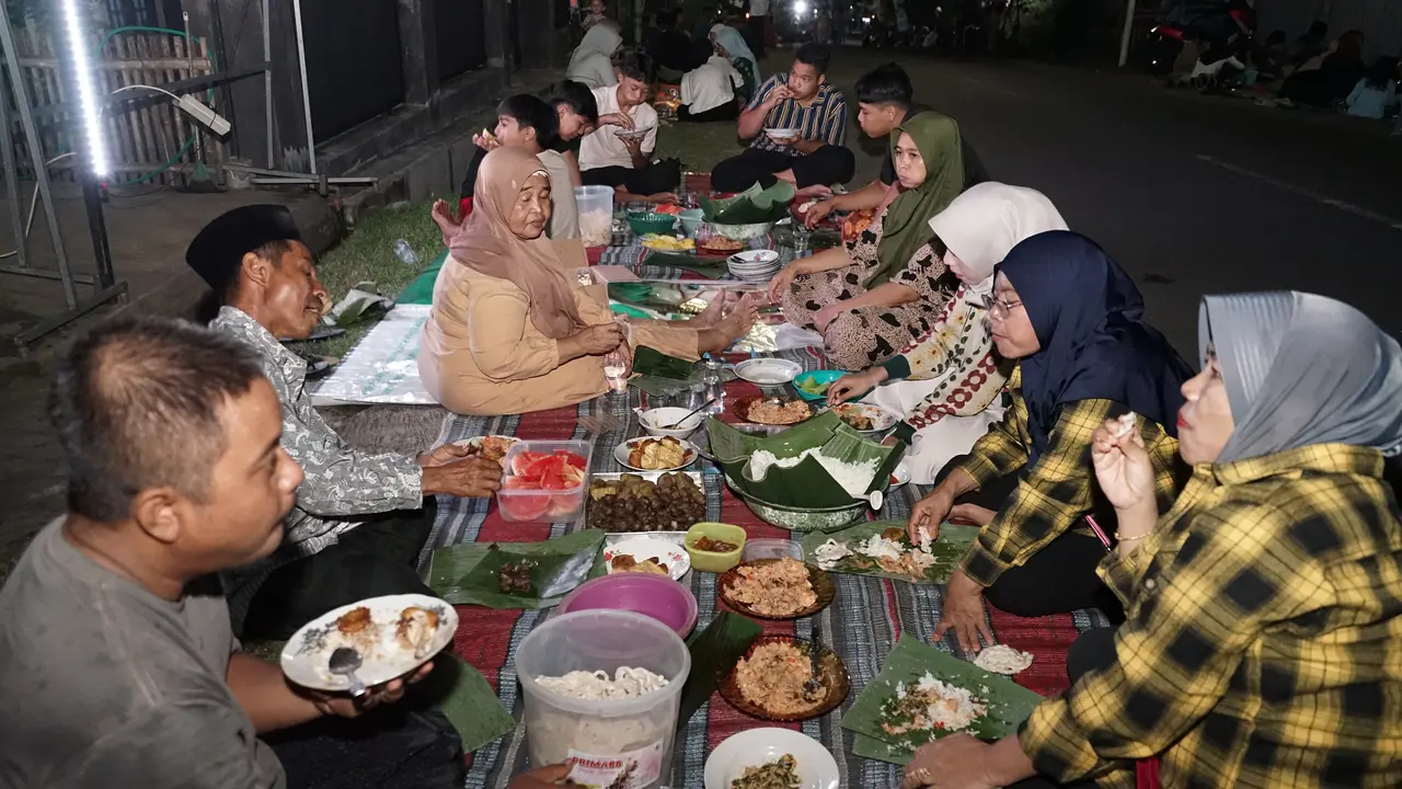 Ribuan warga tumpah ruah ke jalan di Desa Adat Kemiren untuk mengikuti tradisi selamatan tumpeng sewu (Istimewa)
