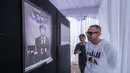 <p>Exco PSSI, Arya Sinulingga melihat foto momen mantan pelatih Timnas Indonesia, Shin Tae-yong saat kembali ke Korea Selatan karya pewarta Bola.com, Bagaskara Lazuardi dalam pameran foto Media Cup 2025 bertema "Timnas Indonesia dari Masa ke Masa" di Cibis, Cilandak, Jakarta Selatan, Selasa (28/10/2025). (Bola.com/Bagaskara Lazuardi)</p>