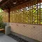 11 Desain Tempat Wudhu Rumah dengan Dinding Roster, Adem dan Estetik