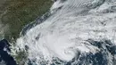 Citra satelit GOES-East GoeColor ini diambil pada pukul 14.36. EST dan disediakan oleh NOAA menunjukkan Badai Tropis Nicole mendekat ke arah barat laut Bahama dan garis pantai Atlantik Florida pada Selasa, 8 November 2022. (NOAA via AP)