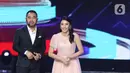 Penampilan Ponaryo Astaman saat gelaran Indonesian Soccer Award 2019 di Studio 6 Indosiar, Jakarta, Jumat (10/1/2020). 16 penghargaan diberikan pada acara ini. (Liputan6.com/Helmi Fithriansyah)