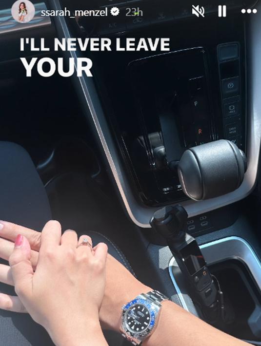 Jalani LDR Inggris – Indonesia, Sarah Menzel habiskan waktu bersama sang kekasih seminggu terakhir. Ini adalah story Instagram Sarah Menzel ketika diantar Azriel ke bandara. Sarah juga unggah foto kebersamaan dengan Azriel di feed Instagramnya disertai dengan keterangan unggahan 'im so lucky to have u' yang artinya adalah aku sangat beruntung memilikimu. (Liputan6.com/IG/@ssarah_menzel)