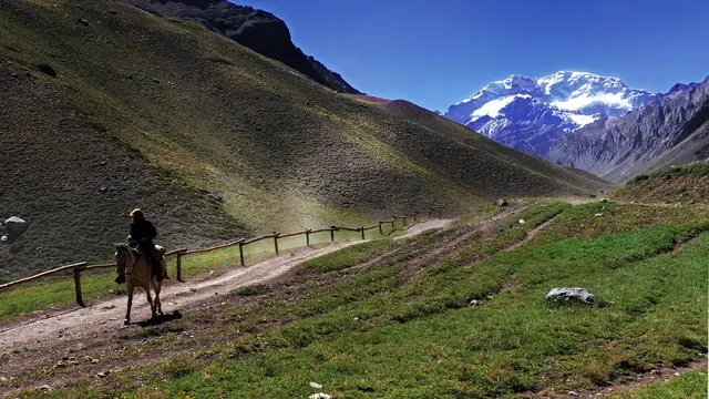 Pemandangan gunung Aconcagua di provinsi Mendoza, Argentina, seperti yang terlihat dari Santiago, Cile, pada tanggal 14 Mei 2014. Aconcagua, dengan ketinggian 6.962 meter di atas permukaan laut, merupakan titik tertinggi di Belahan Bumi Barat dan Selatan.