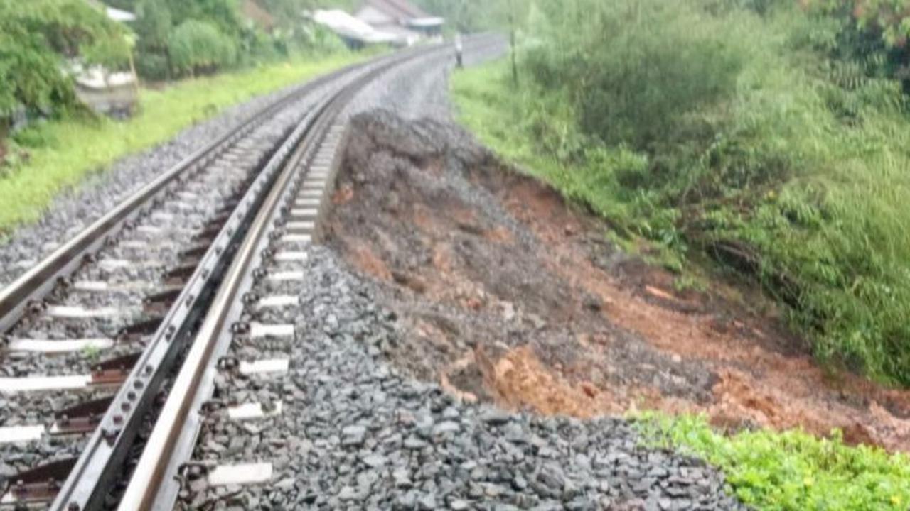 Tanah Longsor di Petak Stasiun Ciamis-Manonjaya Tasikmalaya, Pemudik Kereta Api Pangandaran Dialihkan Naik Bus