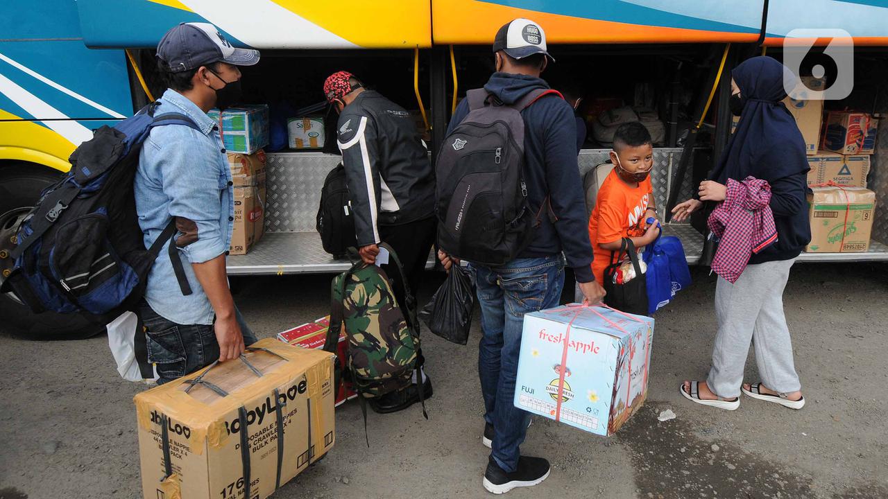 FOTO: Jelang Larangan Mudik, Terminal Bayangan Dipadati Pemudik