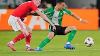 Elliot Anderson menarik Antony dalam pertandingan Liga Europa antara Nottingham Forest melawan Real Betis - AP Photo/Jose Breton