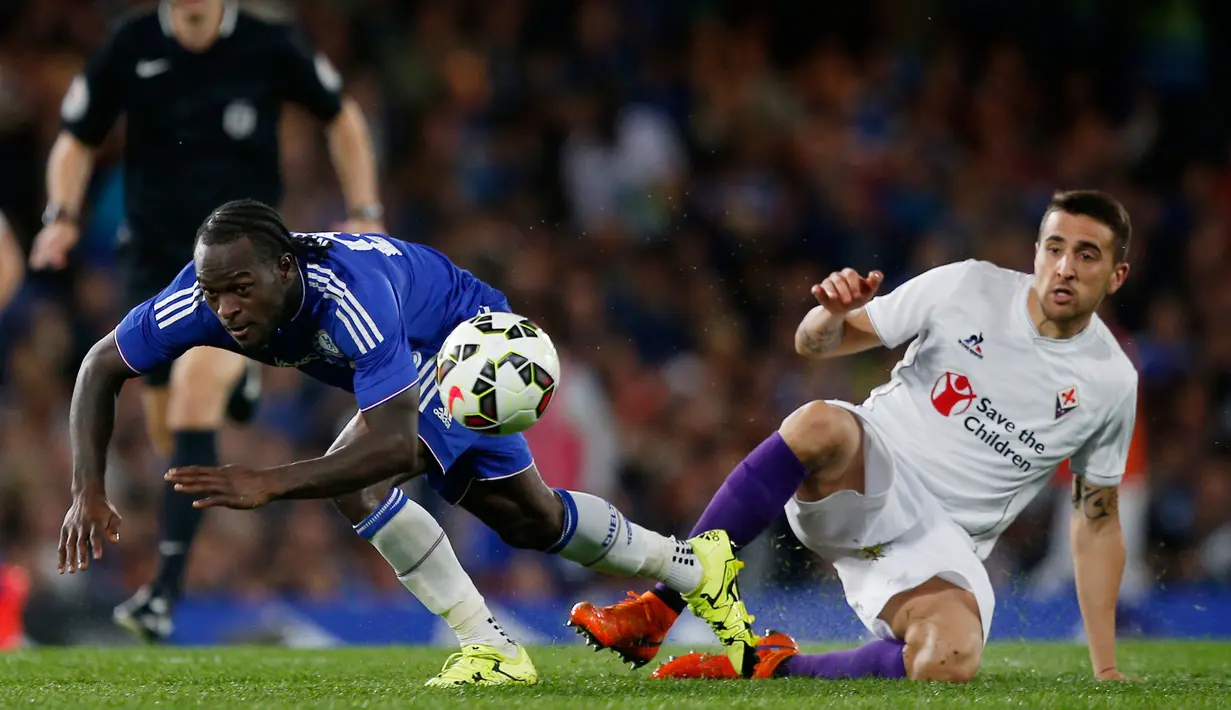 Gelandang Chelsea Victor Moses (kiri) berebut bola dengan Gelandang Matias Vecino pada laga  International Champions Cup di Stadion Stamford Bridge, Inggris, Kamis (6/8/2015).  Chelsea dipermalukan Fiorentina dengan skor 0-1. (Reuters/Peter Cziborra)