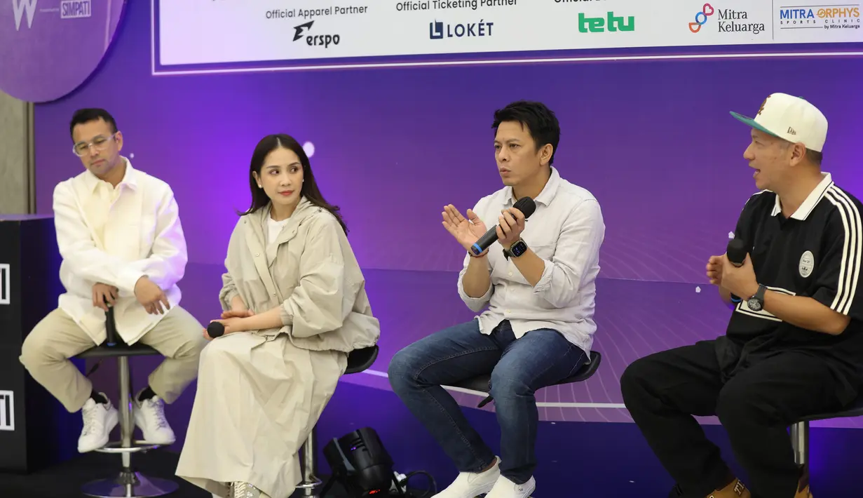 Rencananya, gelaran ini diselenggarakan pada 6 Desember 2025 di Mahaka Square, Kelapa Gading, Jakarta Utara. Tampak dalam foto, pasangan selebritas Raffi Ahmad dan Nagita Slavina, Ariel Noah dan Gading Marten (dari kiri ke kanan) saat memberi keterangan terkait gelaran ajang olahraga Padel terbesar bertajuk Padel Wars Presented by Simpati di Jakarta, Senin (10/11/2025). (KapanLagi.com/Budy Santoso)