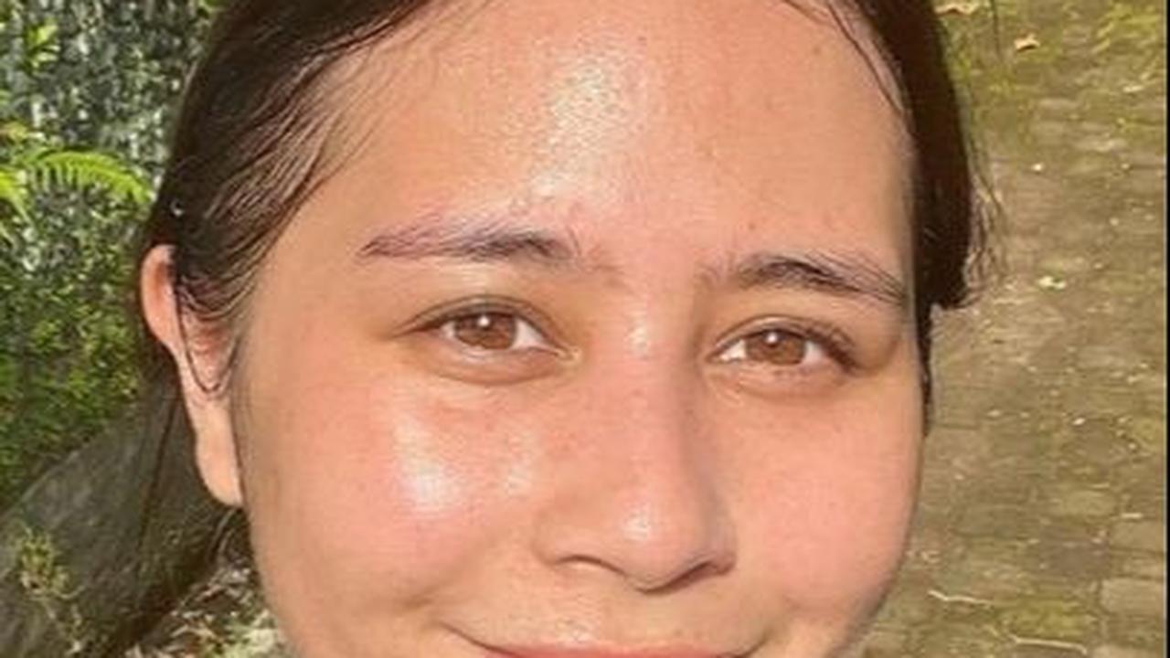 14 Potret Artis tanpa Makeup yang Justru Tambah Glowing